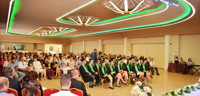 prima promotie transylvania college foto