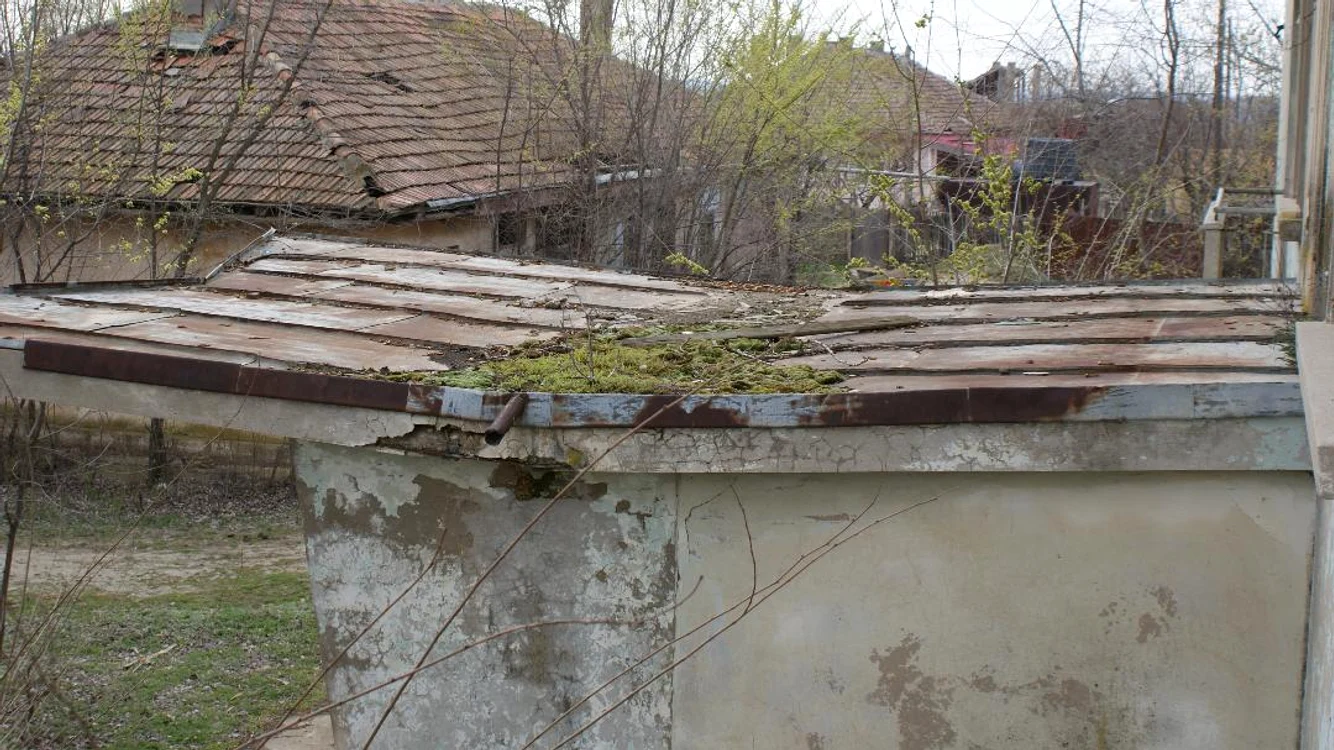 Foste locuinte ale gardienilor din cadrul comandamentului FOTO Marius Oprea