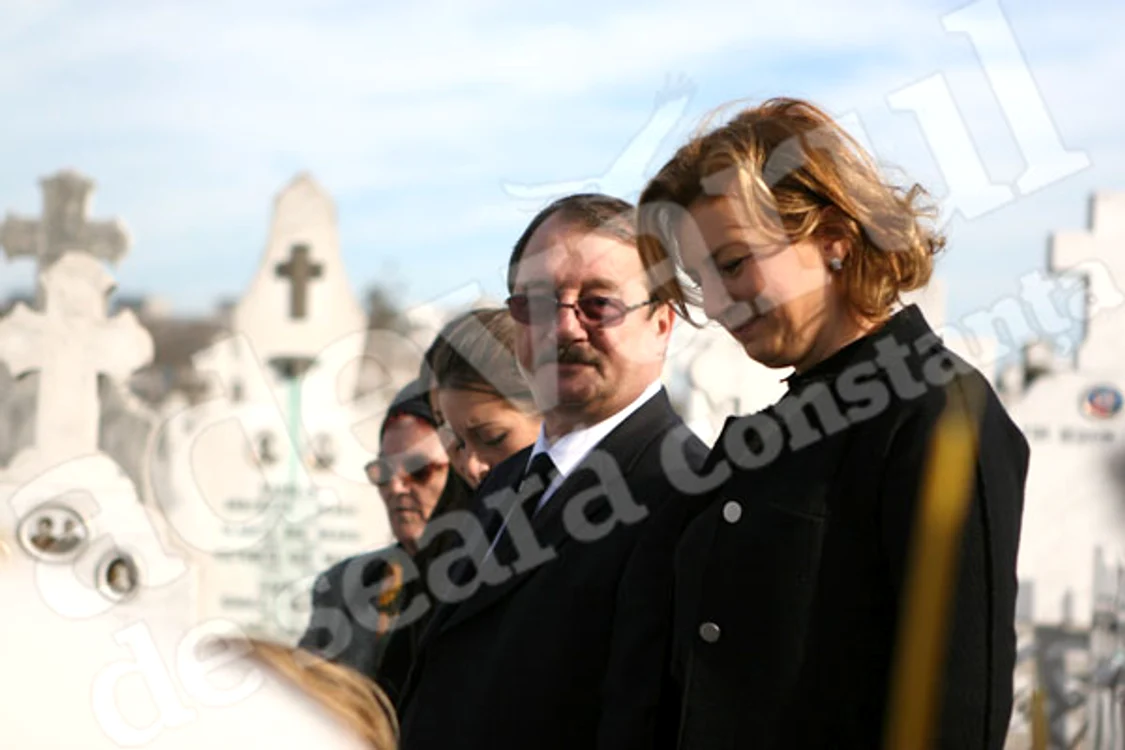 
    La parastas au participat Mircea Băsescu, dar şi Ioana şi Elena, fiicele preşedintelui  