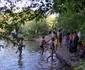 Muncitorii asiatici, la scăldat în râul Ciorogârla, alături de localnici Foto: Inquam Photos/Octav Ganea
