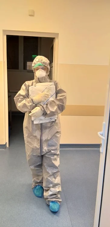 Asistenta de la Spitalul Victor Babeș, echipată pentru lupta cu noul coronavirus