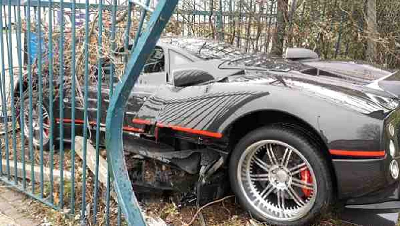 
    Bolidul Pagani Zonda a fost făcut praf de bodyguardul neatentSursa foto: Daily Mail  