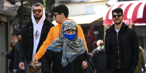 Oameni plimbându-se pe strada la Skopje FOTO EPA-EFE