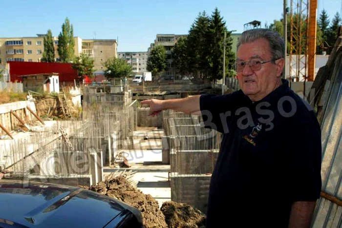 Locatarii imobilului de la numărul 59B sunt speriaţi că blocul lor s-ar putea prăbuşi, pentru că i-a fost afectată fundaţia.