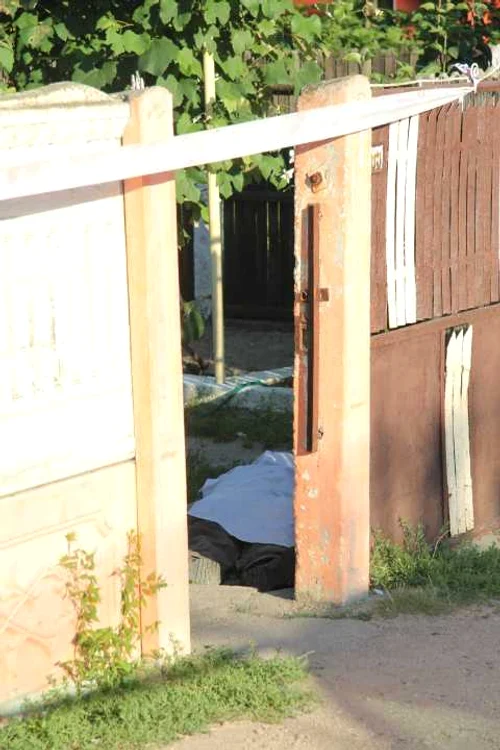 După ce a fost înjunghiată, victima s-a mai târât câţiva metri