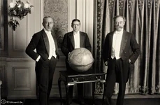 Intitulată „Cele trei stele polare”, fotografia îi prezintă (de la stânga la dreapta) pe exploratorii Roald Amundsen, Ernest Henry Shackleton și Robert Edwin Peary (© Nasjonalbiblioteket / Wikimedia Commons)