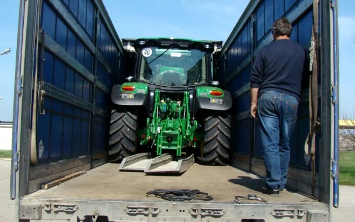 
    Utilajele agricole erau furate din țări ale UE și aduse în România ascunse în camioaneFoto: infocs.ro  