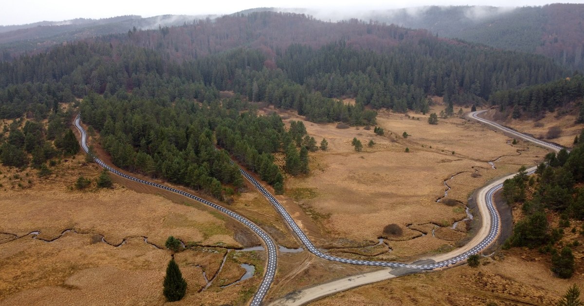 Pista de biciclete din satul izolat, unde lupii și urșii stârnesc fiori turiștilor