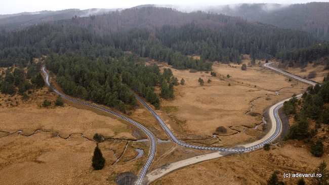 Pista de biciclete în satul cu zece oameni, înconjurat de lupi și urși. Traseul spectaculos din creierii munților dă fiori turiștilor   