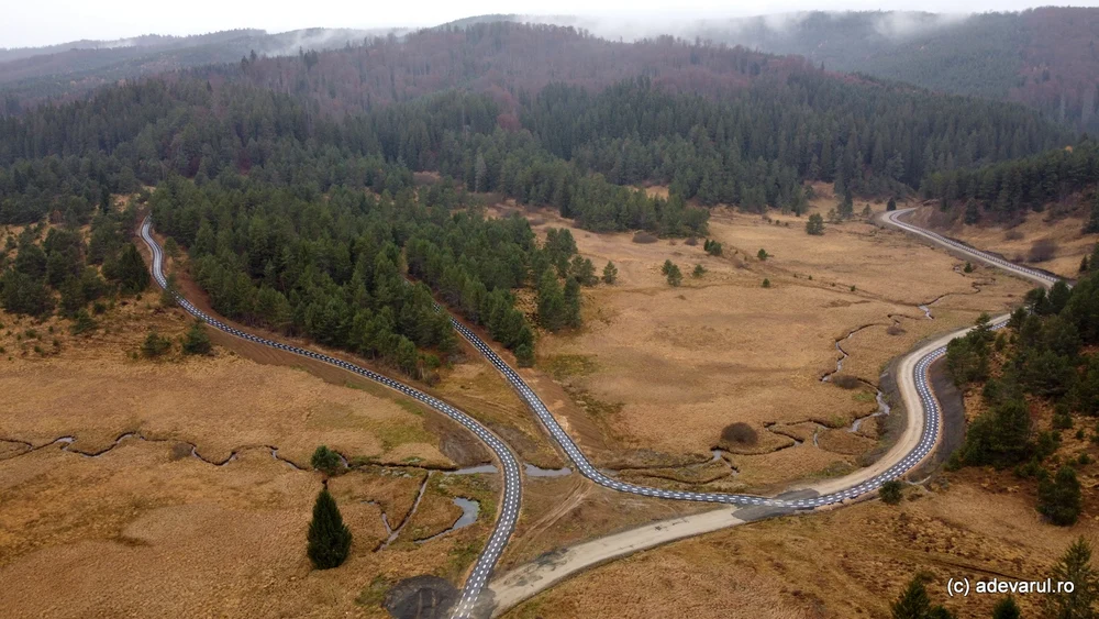 Pista de biciclete în satul cu zece oameni, înconjurat de lupi și urși. Traseul spectaculos din creierii munților dă fiori turiștilor