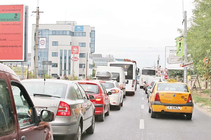 Pe strada Petricani s-au format cozi imense