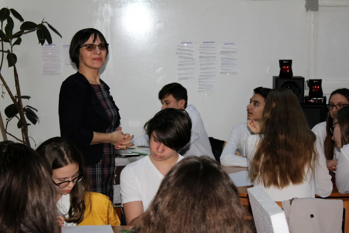Profesoara Mariţa Cucuianu, alături de elevii săi FOTO Ionela Stănilă