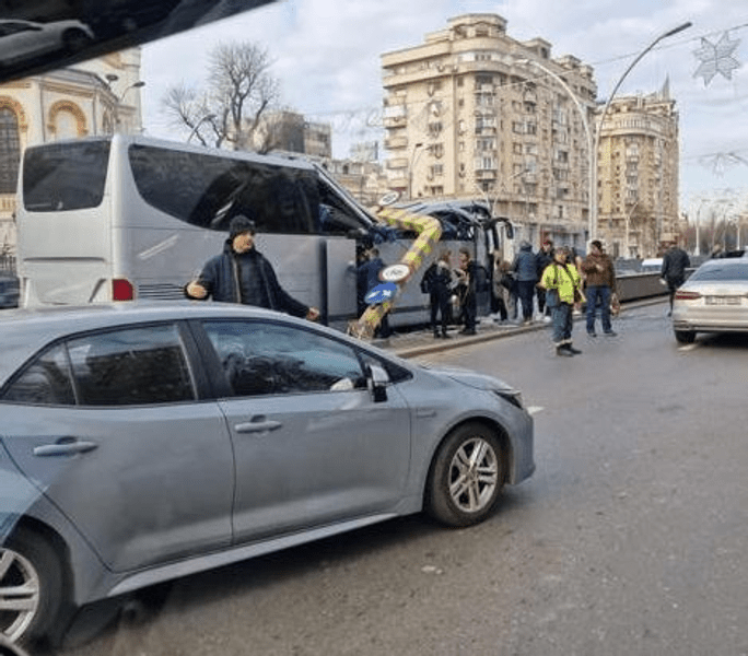 Grav accident la pasajul Unirii. Patru persoane încarcerate într-un autocar care a lovit limitatorul de înălțime