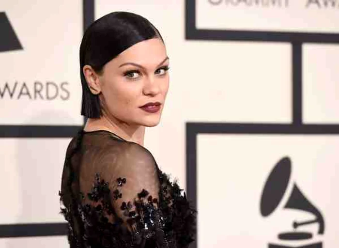 
    Jessie J s-a operat în secret, dar a decis să le spună fanilor ei că este bine, dar trece prin dureri groaznice. Artista nu a vrut să dea detalii despre intervenție.Foto: Getty  