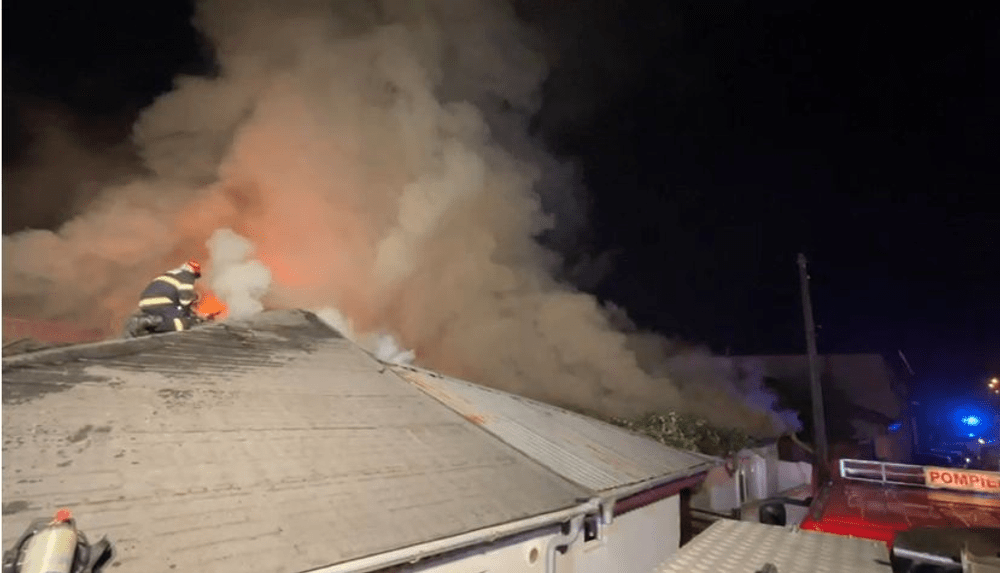 Incendiu în Sectorul 5: ard patru case pe strada Frt. Ilie Guriță. Pompierii intervin cu 13 autospeciale VIDEO