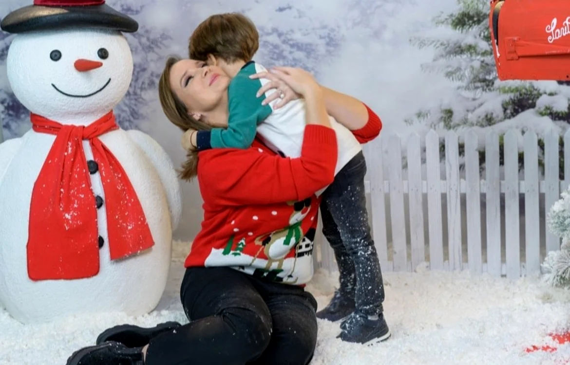 Ioana Maria Moldovan  și fiul ei, Andrei, au făcut  ședință foto și cu  omul de zăpadă