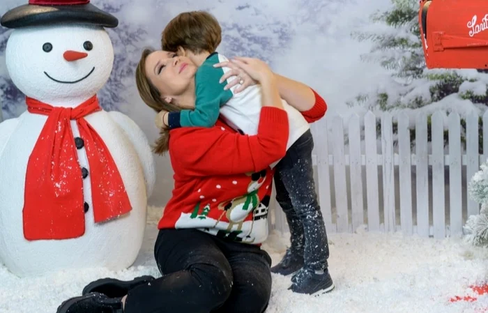 Ioana Maria Moldovan și fiul ei, Andrei, au făcut ședință foto și cu omul de zăpadă