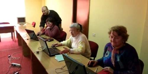 Vârstnicii din Piatra Neamț învață să navigheze pe internet la biblioteca județeană