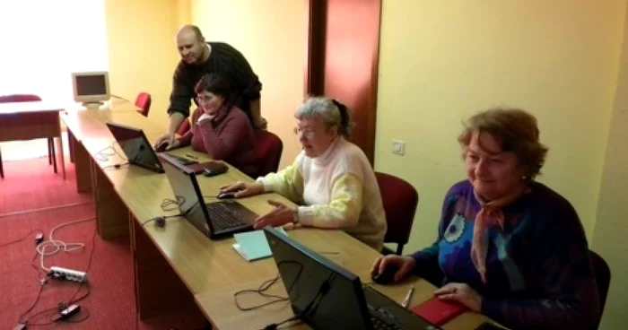 Vârstnicii din Piatra Neamț învață să navigheze pe internet la biblioteca județeană