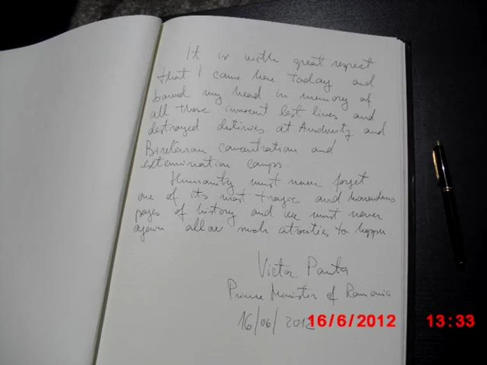 Victor Ponta, la muzeul fostului lagăr comunist Auschwitz (foto:Facebook)