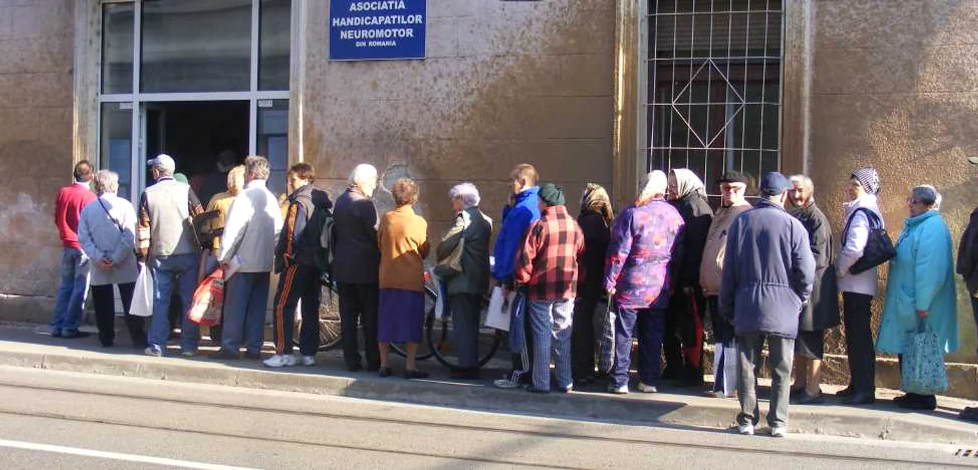 Pensionarii au format cozi pentru ajutoarele la încălzire