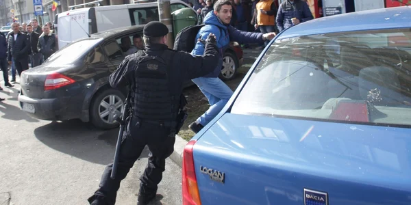 Protestatari reţinuţi înaintea congresului PSD la Sala Palatului 10 martie 2018 FOTO  Inqam Photos / Octav Ganea