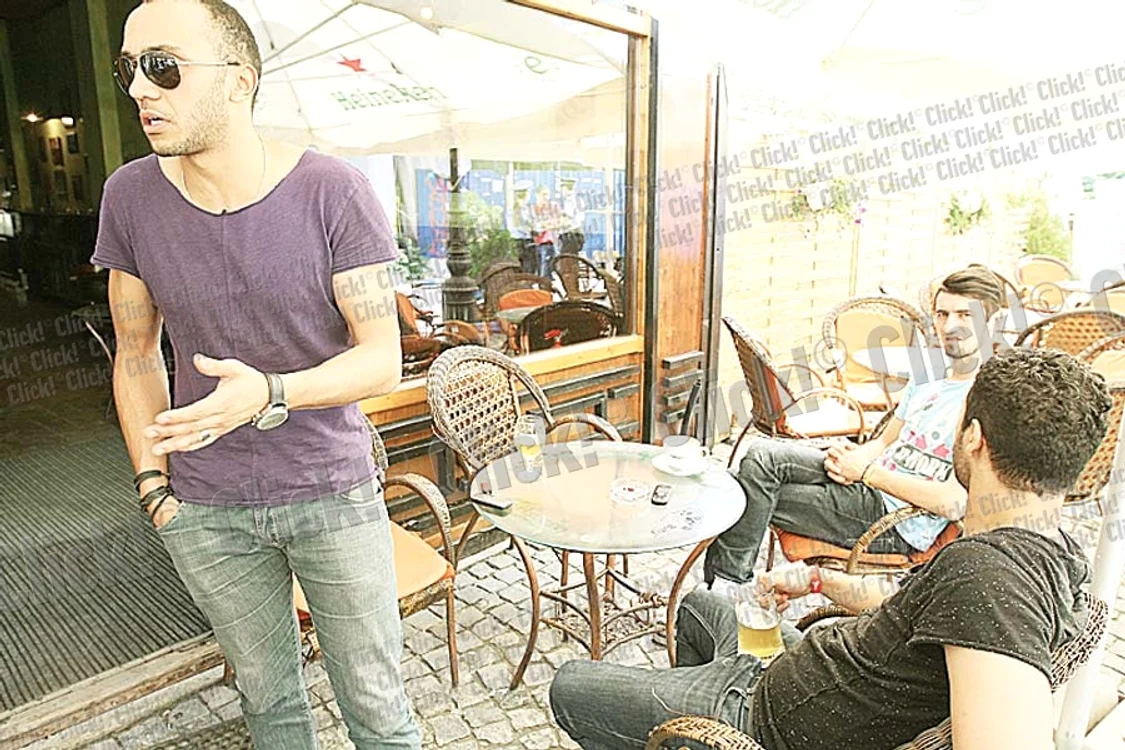 Zidul s-a prăbuşit  în interiorul curţii pe strada Lipscani,  chiar lângă o terasă (Fotografii: Dorin Constanda)