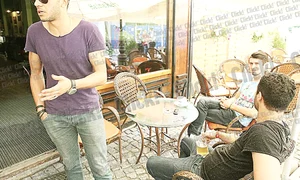 Zidul s a prăbuşit  în interiorul curţii pe strada Lipscani,  chiar lângă o terasă (Fotografii: Dorin Constanda) jpeg