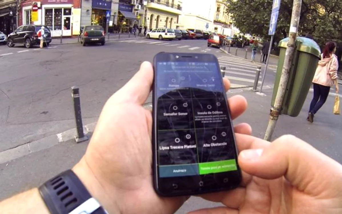 Aplicaţia „10000 de paşi“ permite raportarea celor mai frecvente nereguli întâlnite pe trotuare şi în intersecţii. Ea a fost dezvoltată pentru telefoanele Android în cadrul campaniei „Donează 10000 de paşi pentru oraşul tău!“