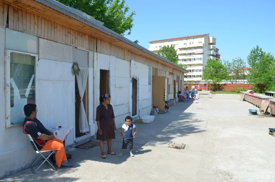 Opt familii trăiesc în fosta piaţă de mai bine de zece ani  FOTO Adevărul