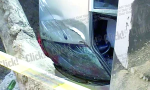 E un miracol că şoferul  a supravieţuit unei  asemenea prăbuşiri (Fotografii: Ramona Găină) jpeg