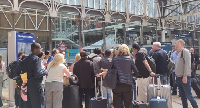 VIDEO O pană uriașă de curent afectează metroul din Londra: pasageri blocați, mai multe linii suspendate și stații închise