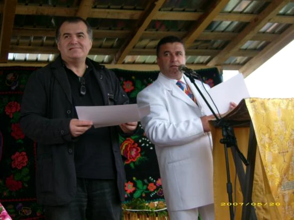 Florin Călinescu alături de Bebe Ivan, primarul comunei argeşene Băbana, cu care e prieten de mulţi ani FOTO: Facebook/Bebe Ivan