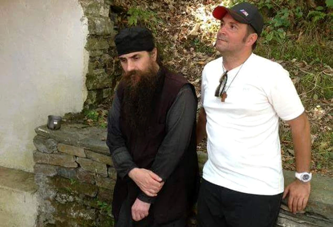 Daniel Buzdugan, alături de un preot, la Muntele Athos