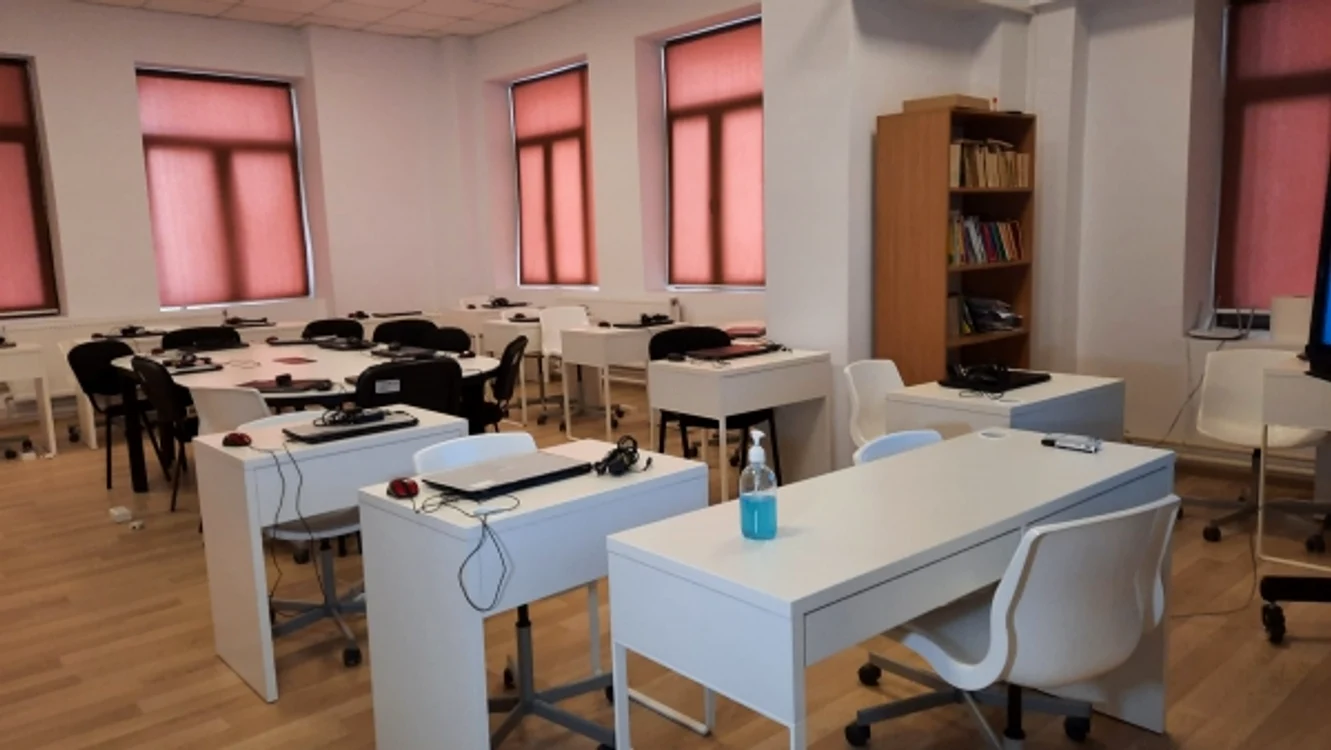 Sală de clasă dotată cu laptopuri FOTO: Liceul Tehnologic Corod 
