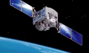 Rusia a lansat trei sateliţi militari
