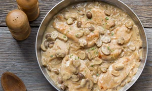 pui cu ciuperci in sos de vin jpeg