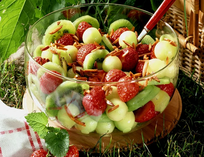 salata de fructe jpeg