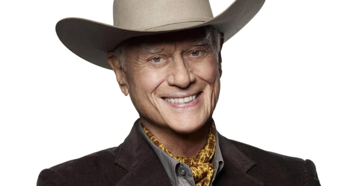 „J.R.“ Ewing era descris ca fiind
baron al petrolului egocentric şi amoral, cu tendinţe psihotice,
care căuta în mod constant subterfugii pentru a-şi jefui duşmanii
de avere