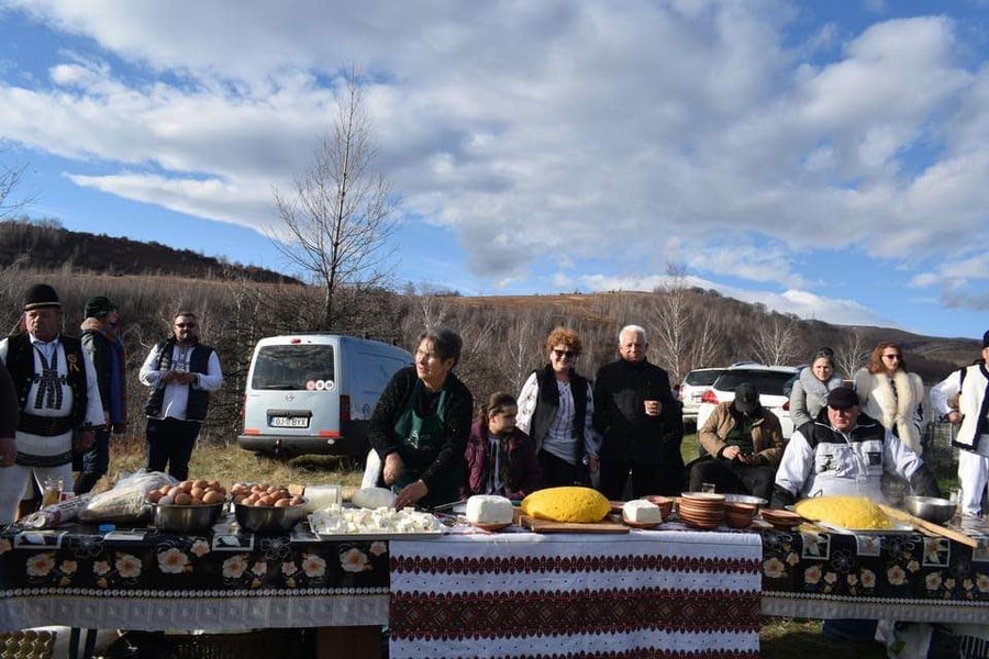 Petrecere de Lăsatul Secului pe Transalpina. Tocană de oaie, lăutari și un foc uriaș pentru alungarea spiritelor rele