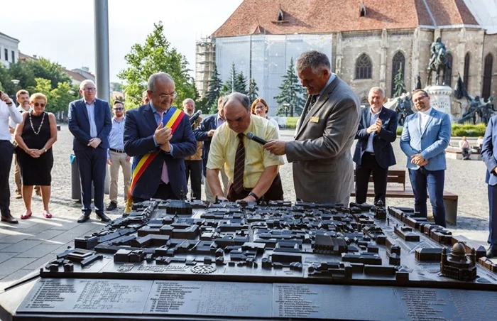 Macheta este dedicată şi persoanelor nevăzătoare, astfel încât s-a ales o dimensiune care să le permită să ajungă cu mâinile de pe margine până la miljoc. FOTO: PCN