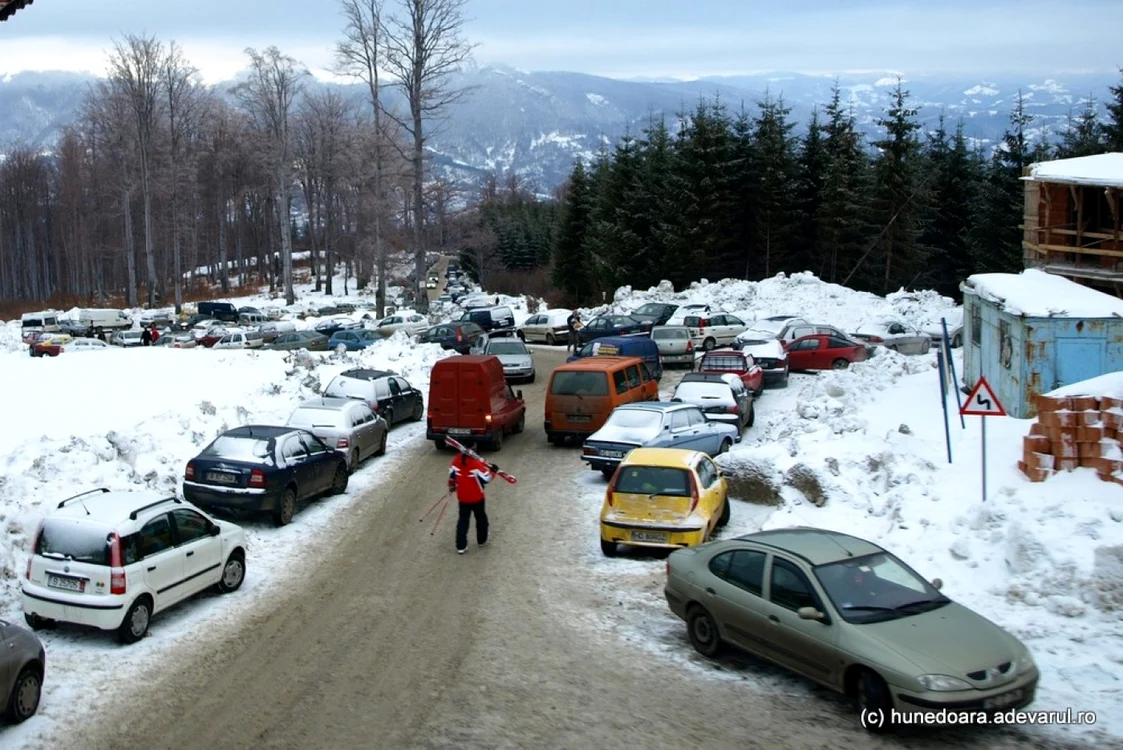 Drumul spre staţiunea Straja a devenit aproape inaccesibil astăzi. FOTO: Daniel Guţă. ADEVĂRUL.