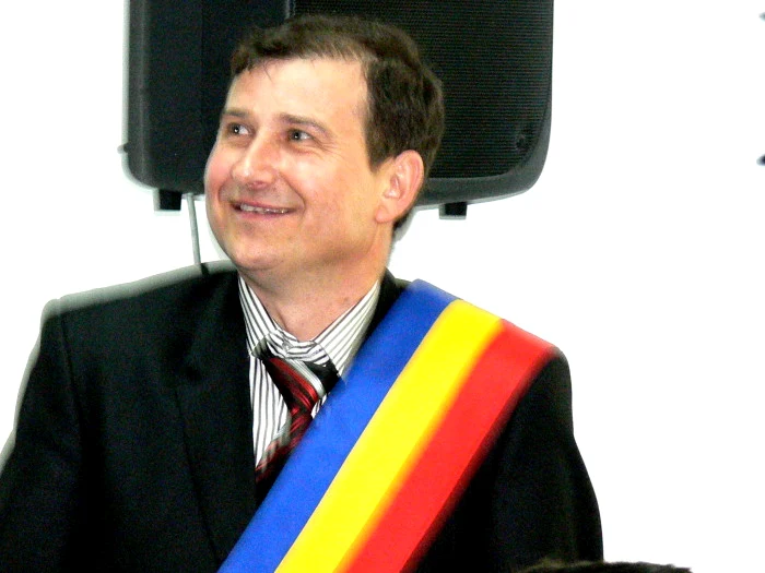 În timp ce hoţii îi furau economiile, primarul Costel Nazare petrecea cu sătenii la zilele comuneifoto: botosaninecenzurat.ro