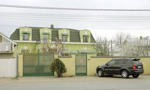Vila din Afumaţi are piscină, două terase,  două sufragerii, patru  dormitoare, trei băi jpeg
