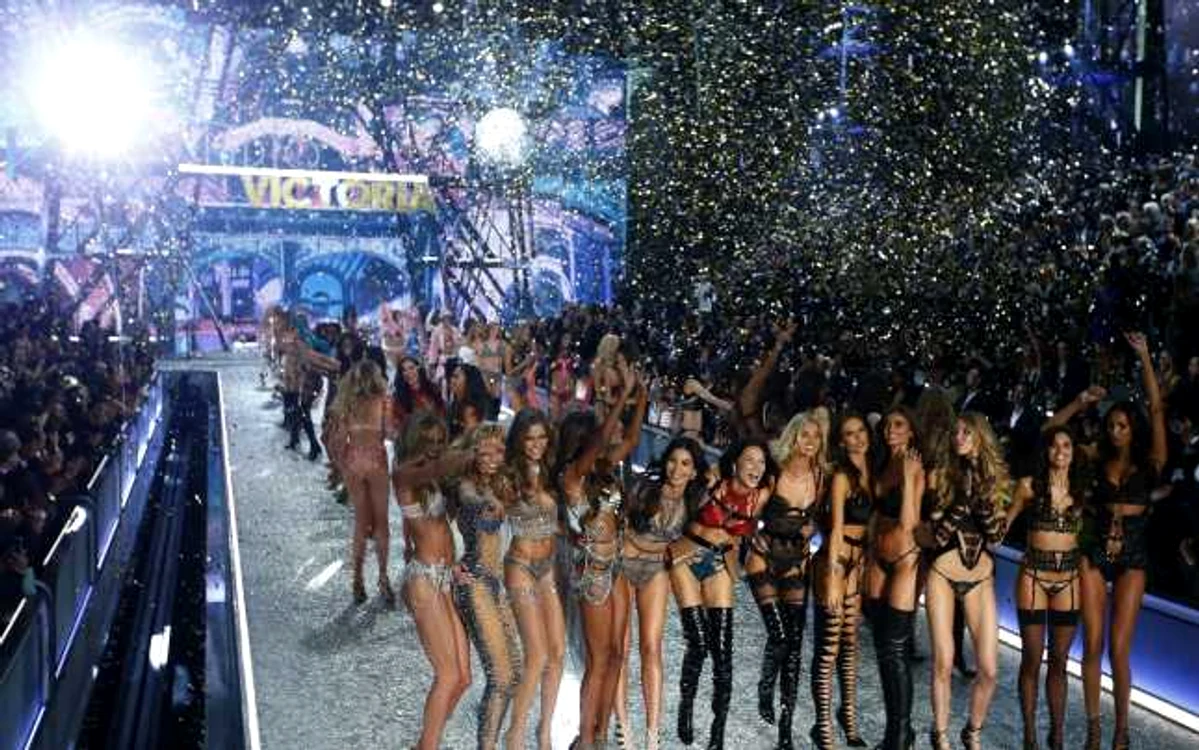 Modele defilează pe podium în timpul prezentării de lenjerie Victoria Secret Fashion Show la Grand Palais din Paris Franţa FOTO EPA Ian Langsdon