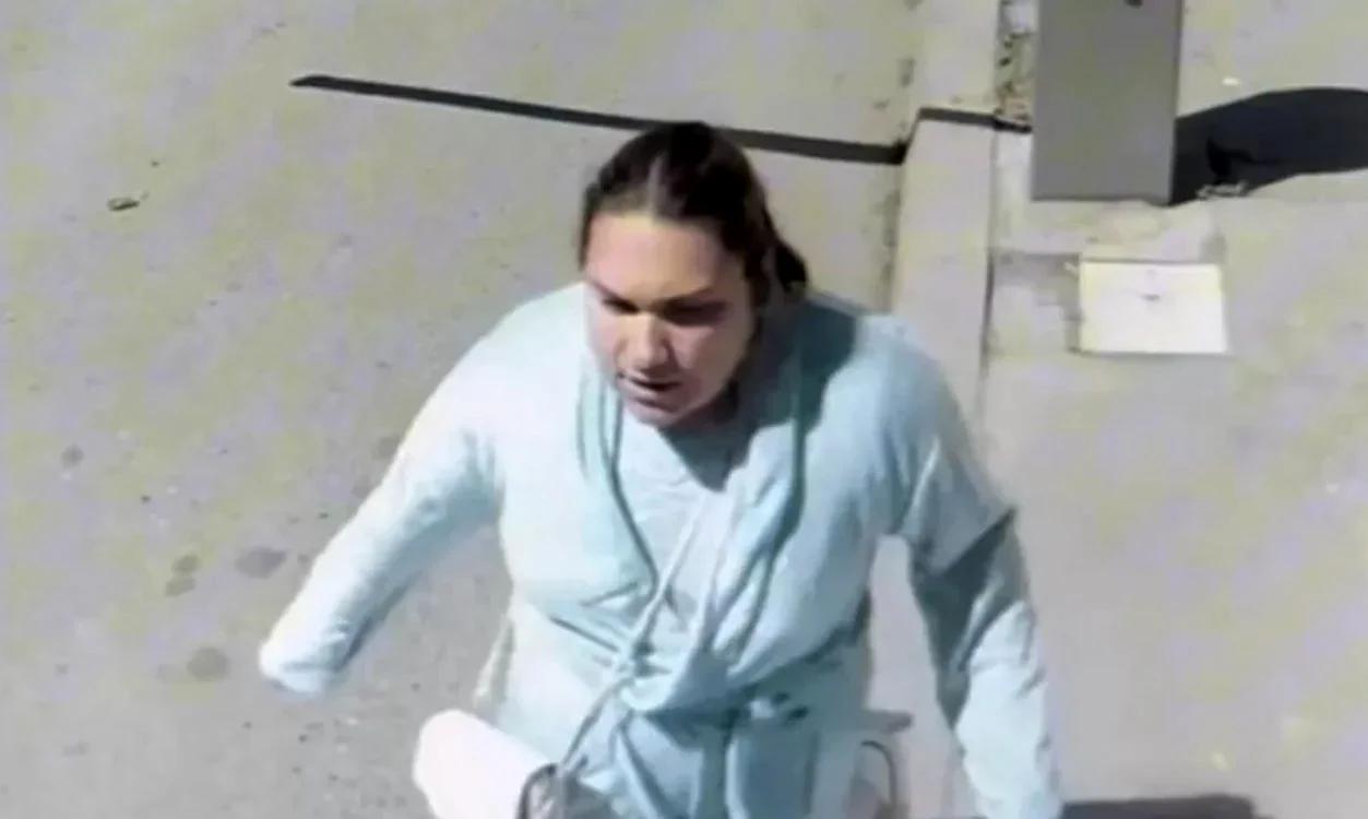 Îmbrăcată în halat,  tânăra de 19 ani  a intrat nestingherită  în maternitate