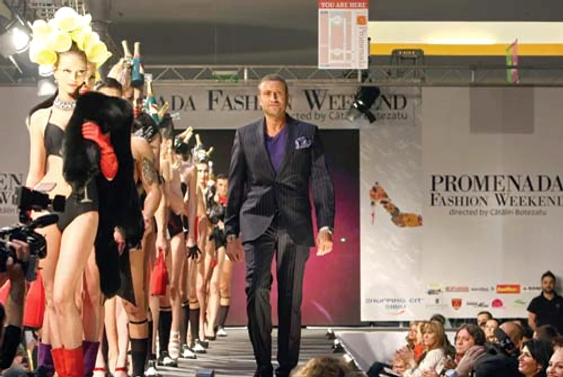 Cătalin Botezatu şi fetele de la Next Top Model (foto: ziarul Naţional)