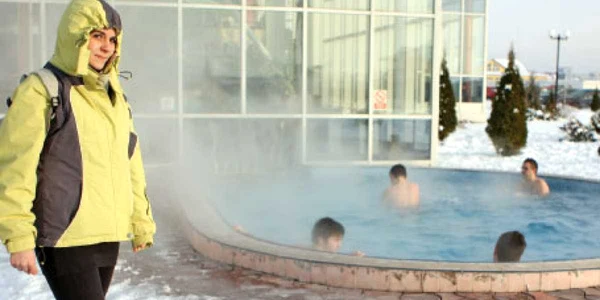 În piscină nu se simte frigul, deşi afară sunt temperaturi cu minus