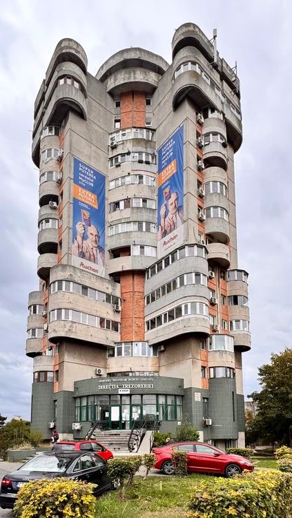 Deși planul este simplu, jocul balcoanelor animă fațada. FOTO: Arhivă personală