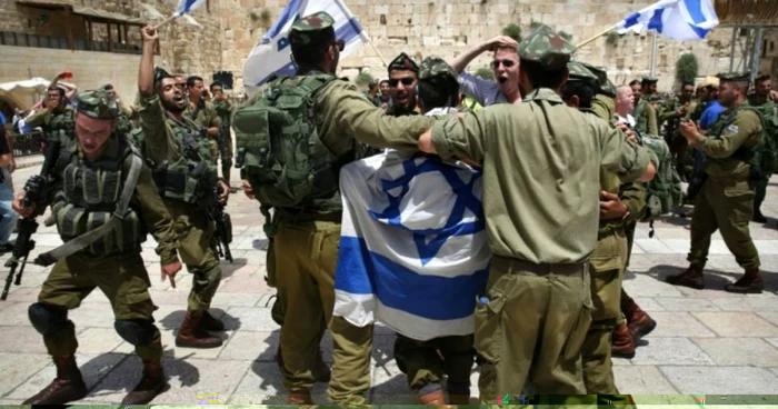 Militari israelieni danseaza pentru a sarbatori 49 de ani de la cucerirea Ierusalimului de Est FOTO AFP